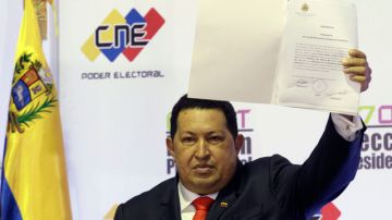 El presidente Hugo Chávez muestra el certificado oficial que lo hizo ganador de las elecciones  donde se impuso a Henrique Capriles por amplio margen.