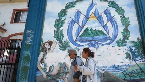 Salvadoreños en Estados Unidos esperan que medidas contra Maras no les afecten.