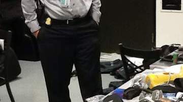 Le encontraron  una granada de humo, cuchillos, bolsas para cadáveres, hachuela,  bastón plegable,  cachiporras, esposas y grilletes.