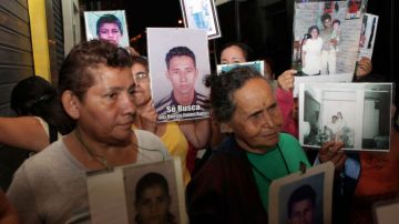 Madres hondureñas muestran los retratos de sus hijos desaparecidos que viajaron ilegalmente hacia Estados Unidos.
