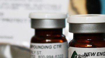 Frascos de esteroides inyectable distribuidos por la compañía New England Compounding implicada en el brote de meningitis por hongo.