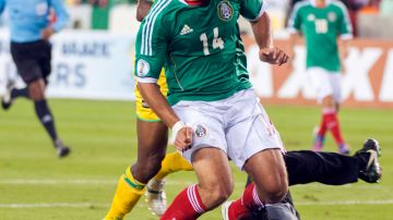 Javier Hernández de México enfrenta al portero Derrick Carter de Guyana.