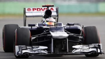 El piloto venezolano de Fórmula Uno Pastor Maldonado, de Williams, conduce su monoplaza durante la clasificación en el circuito de Yeongam en Corea del Sur.