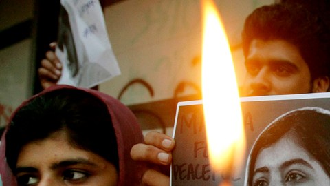 Manifestantes en Pakistán, desfilaron ayer portando la foto de la adolescente de 14 años,  Malala Yousufzai, quien fue baleada por el talibán el pasado martes.