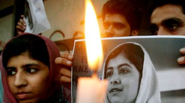 Manifestantes en Pakistán, desfilaron ayer portando la foto de la adolescente de 14 años,  Malala Yousufzai, quien fue baleada por el talibán el pasado martes.