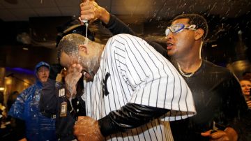 La celebración de los Yankees  tras imponerse a los Orioles de Baltimore en el decisivo quinto juego de la serie. Ivan Nova baña de champaña a Sabathia.