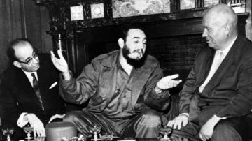 Un encuentro en septiembre de 1960 del líder cubano Fidel Castro (c), su canciller Raúl Roa (i), y  el ministro soviético Nikita Khrushchev.