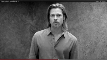 Brad Pitt lleva su cabello en un estilo similar al que utilizó hace unas décadas en afiches relacionados al filme "Legends of the Fall".