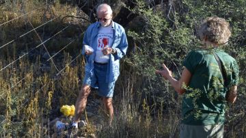Terry Voss (izq.) y Kathy Babcock visitan el sitio donde fue encontrado el cuerpo de un mexicano inmigrante en 2006, en  Arizona.