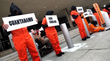 Grupos de manifestantes cuando protestaban en Los Ángeles por tortura empleada en Guantánamo contra prisioneros.