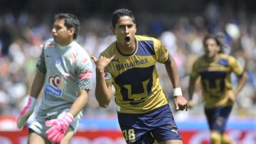 David Izazola celebra  la solitaria anotación que le dio el triunfo a los Pumas de la UNAM 1-0 sobre el  Pachuca.