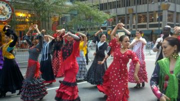 Bailarinas de flamenco de la delegación de España marchan durante el Desfile de la Hispanidad de la Quinta Avenida.