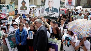 Familiares de secuestrados, desaparecidos y reclutados forzosos de las FARC desfilaron ayer por   a la Plaza de Bolívar.