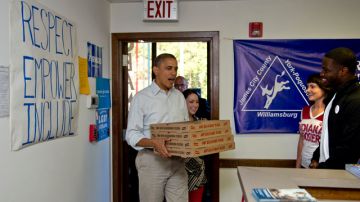 El presidente Barack Obama repartió pizzas ayer en la sede de Organizing for America en Virginia.