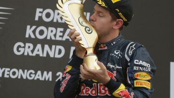 El piloto de Red Bull, el alemán Sebastian Vettel, besa el trofeo de ganador del Gran Premio de Corea del Sur.
