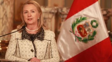 La secretaria de Estado de los EEUU, Hillary Clinton, ante la prensa en el Palacio de Gobierno en Lima (Perú), ayer.