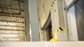 Un trabajador de Amazon revisa cajas de mercancías antes de que sean embarcadas para su distribución.