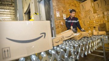 Un trabajador de Amazon revisa cajas de mercancías antes de que sean embarcadas para su distribución.