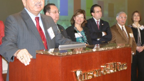 El senador estatal Mario Gallegos (izq.) fue un luchador incansable por la comunidad hispana de Houston.