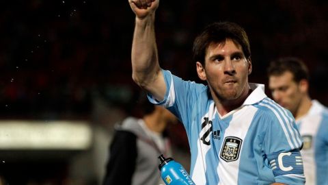 La selección de Chile no aprovechó su condición de local y cayó ante un poderoso Argentina, comandado por Lionel Messi.