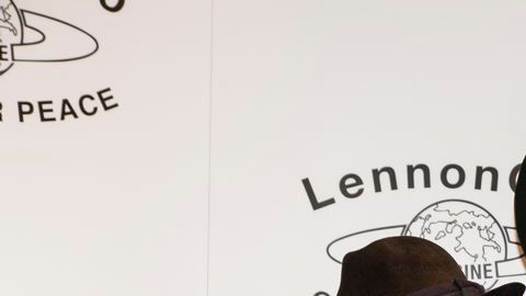 Yoko Ono también dio a Lady Gaga el galardón 'LennonOno' por su compromiso en la defensa de los derechos de homosexuales.