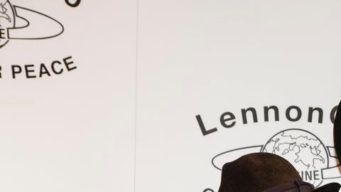 Yoko Ono también dio a Lady Gaga el galardón 'LennonOno' por su compromiso en la defensa de los derechos de homosexuales.