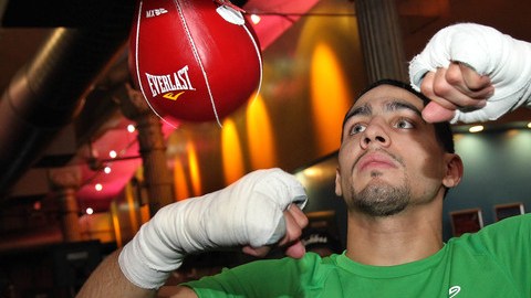 Danny García (izq) expondrá sus fajines del peso superwelter de la OMB, AMB y Ring Magzine al mexicano Erik Morales (d).
