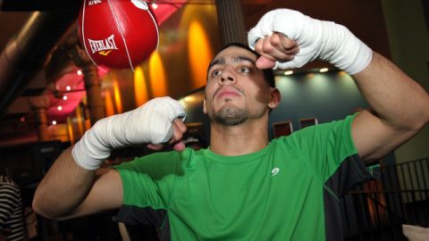 Danny García (izq) expondrá sus fajines del peso superwelter de la OMB, AMB y Ring Magzine al mexicano Erik Morales (d).