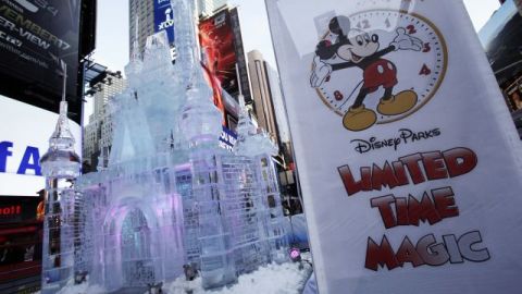 Vista del castillo de hielo utilizado como parte del anuncio realizado hoy por Disney en Times Square.