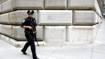 Fotografía de archivo del 1 de agosto de 2004 que muestra a un policía de la Reserva Federal mientras vigila en frente de la sede del Banco de la Reserva Federal en Nueva York (EEUU).