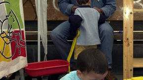 Jugar al aire libre es necesario para el desarrollo de los niños.