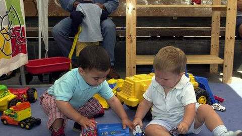 Jugar al aire libre es necesario para el desarrollo de los niños.