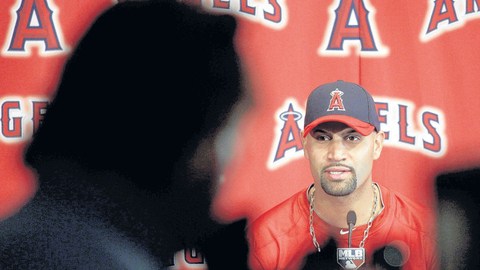 El dominicano Albert Pujols fue operado de la rodilla derecha. Ya se recupera para la siguiente temporada.