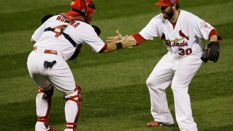 Cardenales de San Luis aventaja la serie de campeonato en la Nacional, al vencer a Gigantes en el tercer juego.
