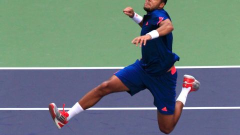 Jo-Wilfried Tsonga, la nueva sensación del tenis, se mete a la ronda de cuartos de final en Estocolmo.