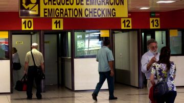 Pasajeros esperan en la oficina de Inmigración del aeropuerto José Martí.