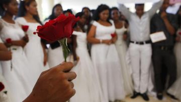Decenas de mujeres vestidas de novia marchan para repudiar la violencia doméstica  en Santo Domingo.
