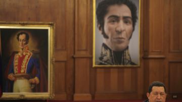 Ricardo Devengoechea,  reclama la propiedad de una colección de "antigüedades, artículos, documentos históricos y una muestra de ADN de Simón Bolívar.