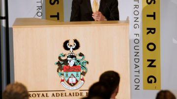 Lance Armstrong habla en el Royal Adelaide Hospital, en Australia en enero de 2009, dentro de la campaña global contra el cáncer de su fundación Livestrong.
