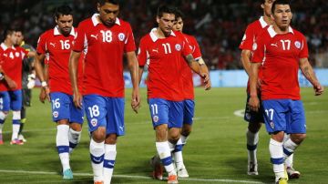 Los jugadores chilenos salen cabizbajos luego de la derrota ante Argentina.