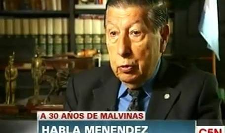 Entre los detenidos está Mario Benjamín Menéndez, exgeneral del Ejército argentino y gobernador militar de las islas Malvinas durante el conflicto bélico en 1982 entre Argentina y el Reino Unido por la soberanía de las islas.