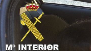 Fotografía facilitada por la Guardia Civil del conductor que usaba un maniquí de mujer en el asiento de copiloto para circular por un carril exclusivo.