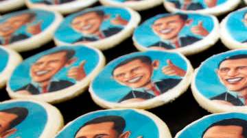 Galletas con la imagen de Barack Obama y Mitt Romney se venden en la pastelería Oakmont en Filadelfia.