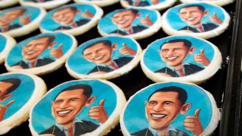 Galletas con la imagen de Barack Obama y Mitt Romney se venden en la pastelería Oakmont en Filadelfia.