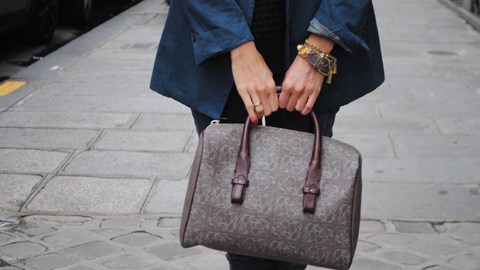 Las mujeres bajitas deben tener cuidado al elegir sus accesorios.