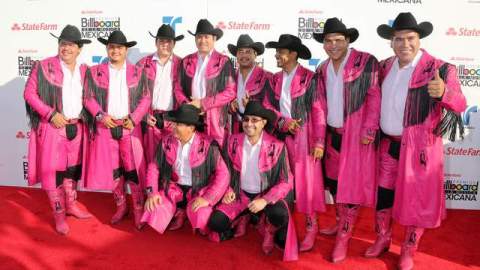 La Banda Machos llegó de rosa mexicano.