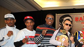 Grupo de boxeadores que pelearán mañana en Brooklyn, la nueva casa de los Nets, en una cartelera que incluye cuatro combates de campeonato mundial y es organizada por Golden Boy Promotions, de Oscar de la Hoya (centro).