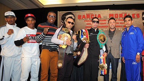 Grupo de boxeadores que pelearán mañana en Brooklyn, la nueva casa de los Nets, en una cartelera que incluye cuatro combates de campeonato mundial y es organizada por Golden Boy Promotions, de Oscar de la Hoya (centro).