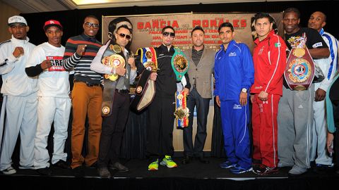 Grupo de boxeadores que pelearán mañana en Brooklyn, la nueva casa de los Nets, en una cartelera que incluye cuatro combates de campeonato mundial y es organizada por Golden Boy Promotions, de Oscar de la Hoya (centro).