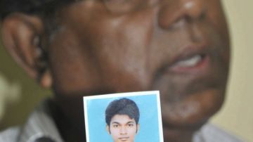 El padre del presunto terrorista de Bangladesh Quazi Mohammad Rezwanul Ahsan Nafis, sujeta una foto de su hijo en Dhaka, Bangladesh.
